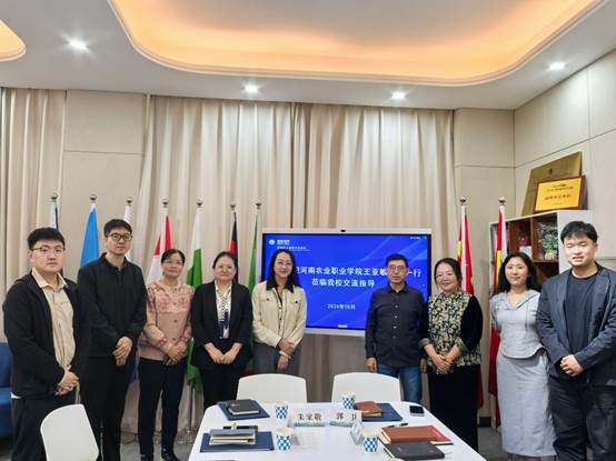 一群人站在室内合影描述已自动生成