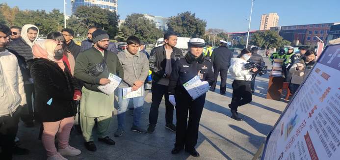 一群人站在街道上描述已自动生成