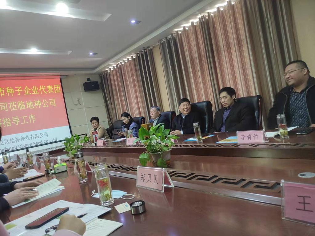 人们在桌子边中度可信度描述已自动生成