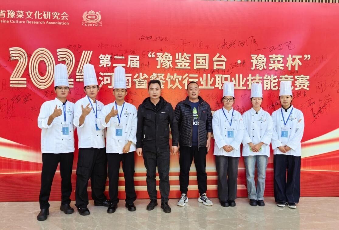 一群穿着红色衣服的人站在一起

中度可信度描述已自动生成