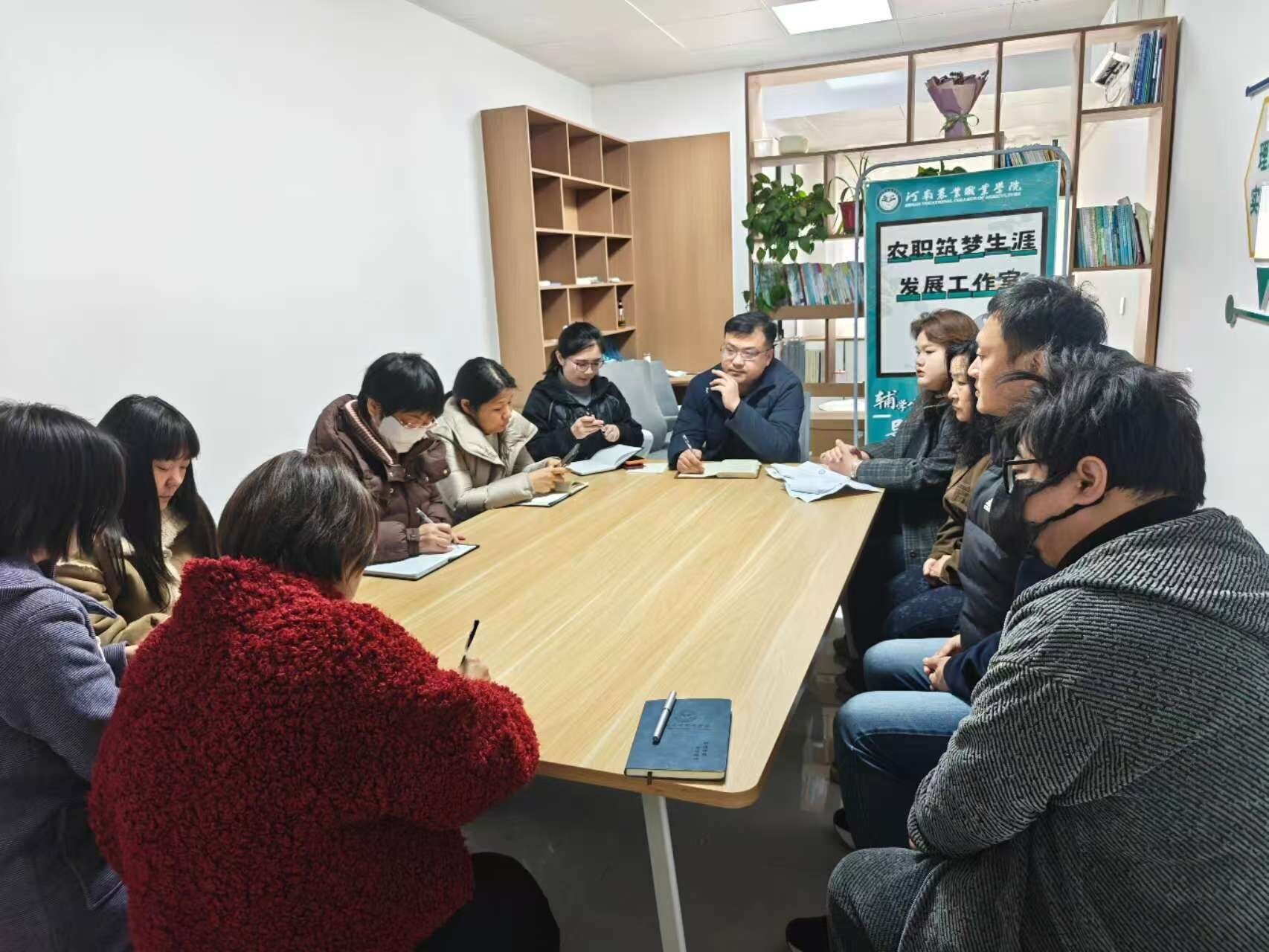 会议室里的人们

AI 生成的内容可能不正确。