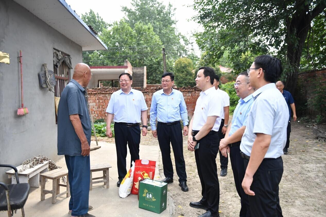 20260701学院党总支在管寨村陪同校领导开展慰问活动